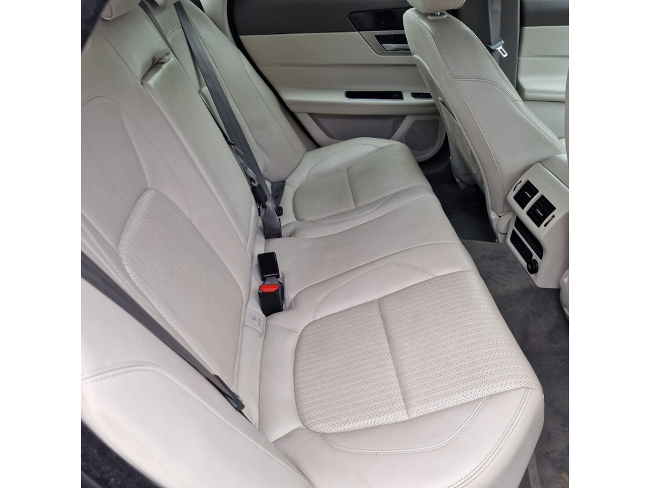 2016 Jaguar XF - image 7