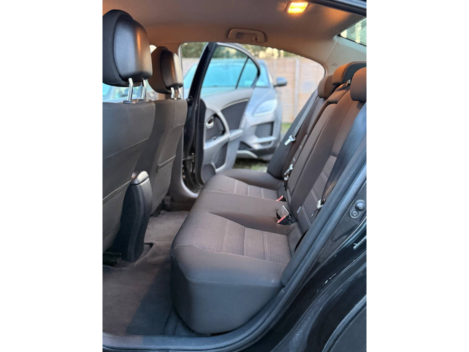 2012 Toyota Avensis - image 23