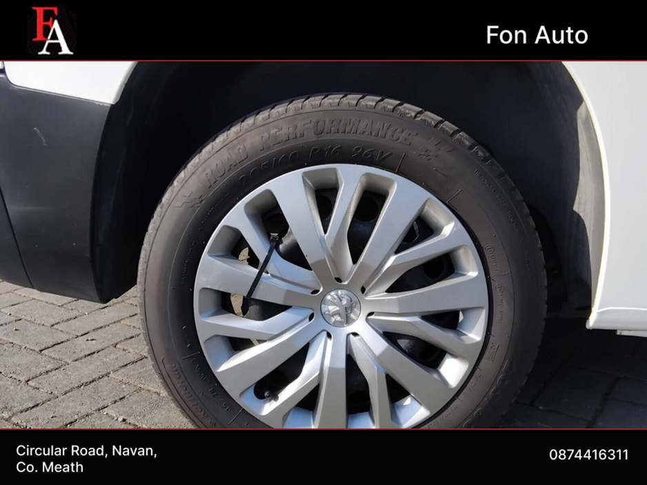 2019 Peugeot Partner - image 25