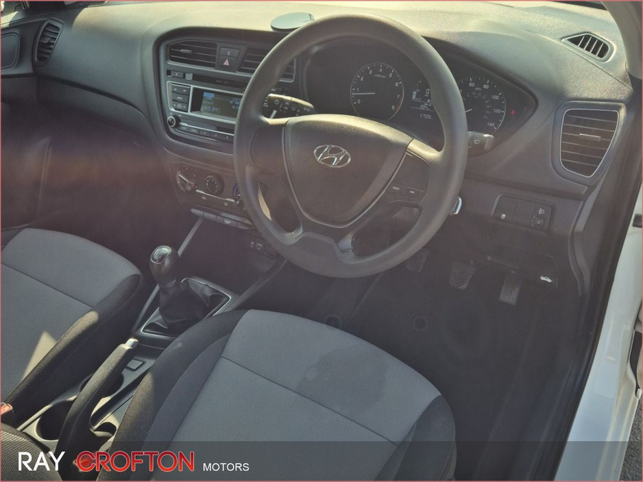 2017 Hyundai i20 - image 2