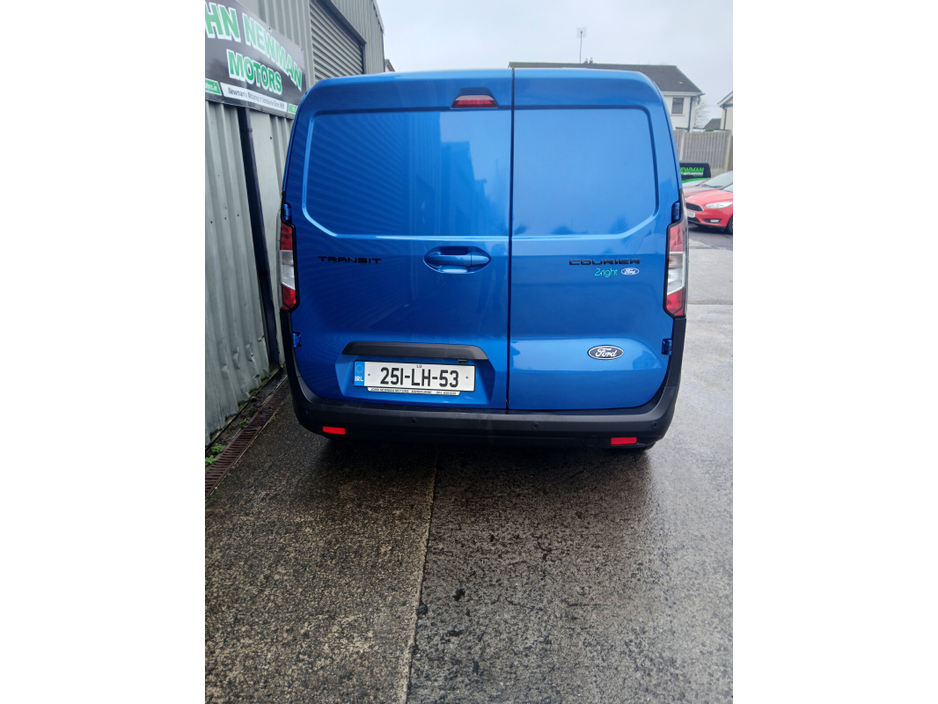 2025 Ford Transit - image 5