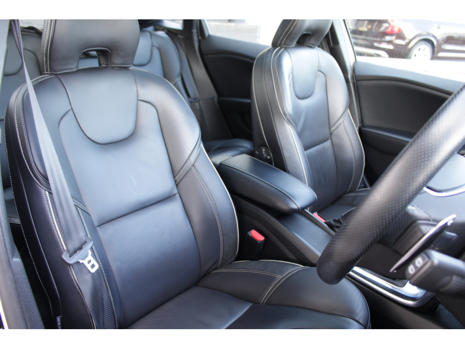 2016 Volvo V40 - image 11