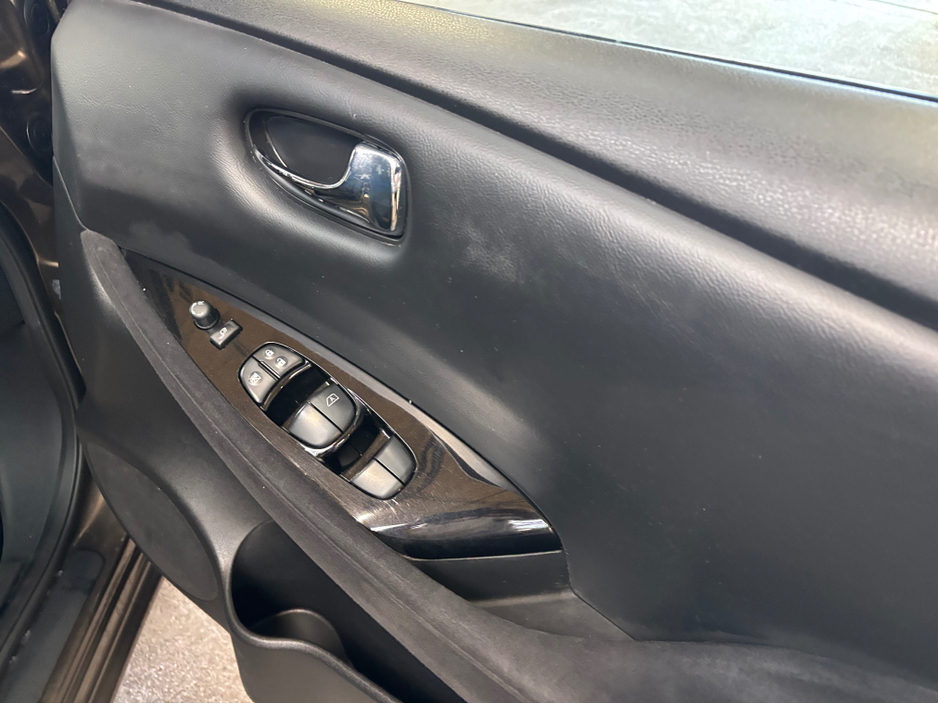 2017 Nissan Leaf - image 6