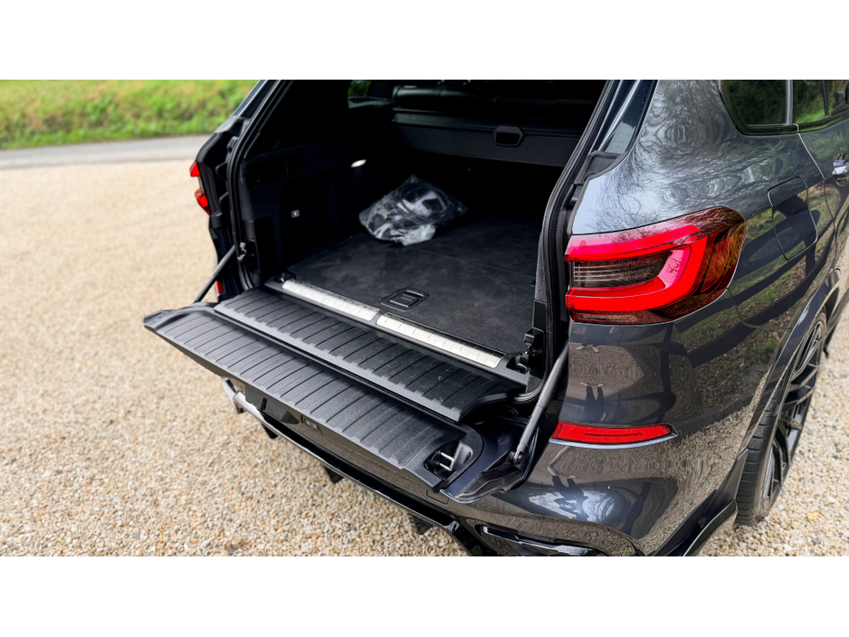 2020 BMW X5 - image 6