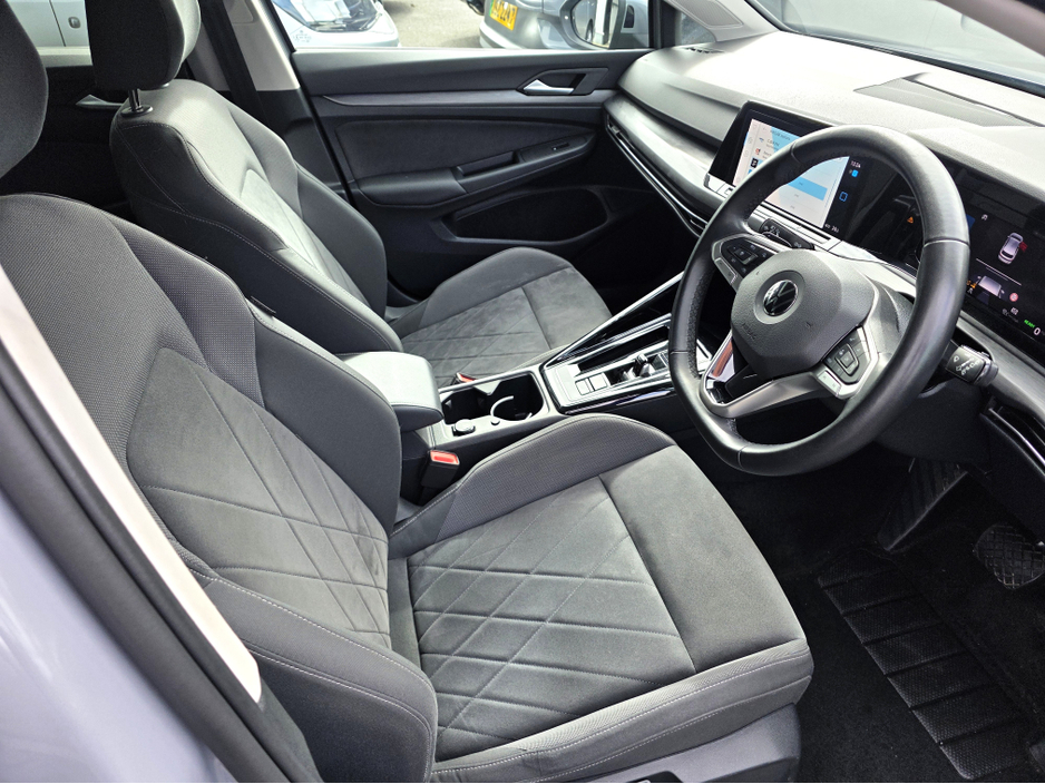 2023 Volkswagen Golf - image 2