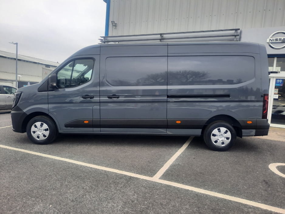 2026 Nissan Interstar - image 11