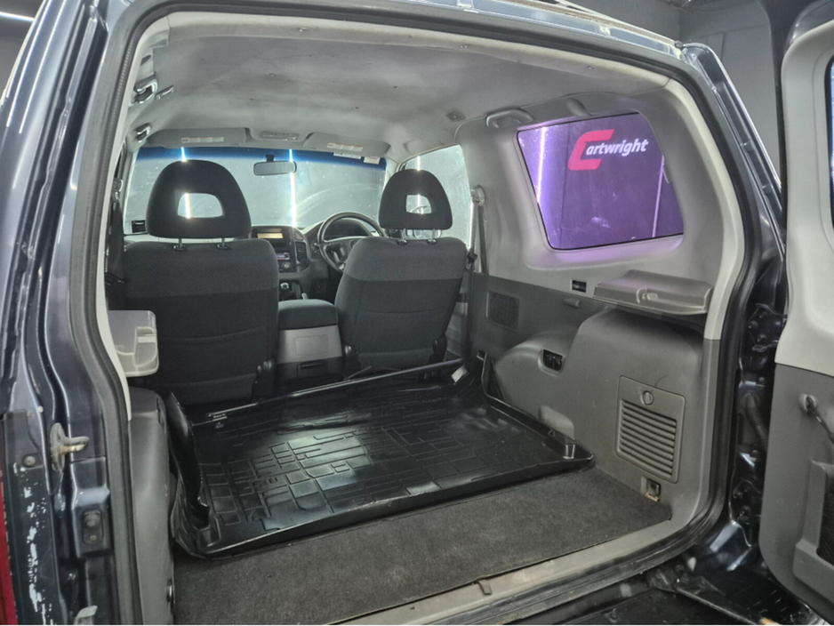 2005 Mitsubishi Shogun - image 11