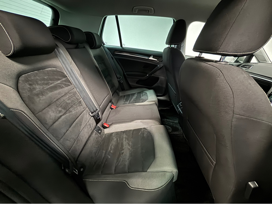 2016 Volkswagen Golf - image 11