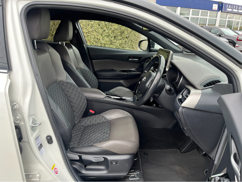 2020 Toyota C-HR - image 10