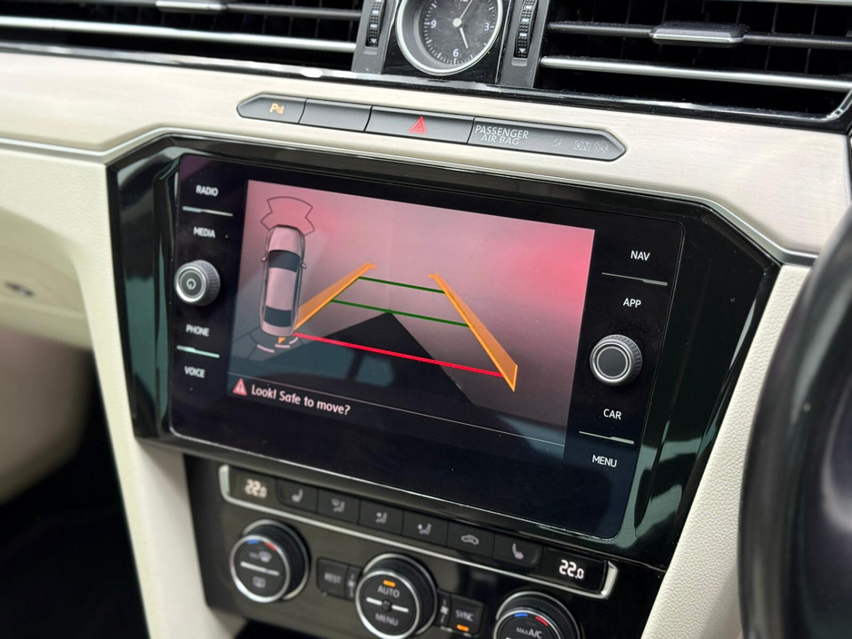 2019 Volkswagen Passat - image 11