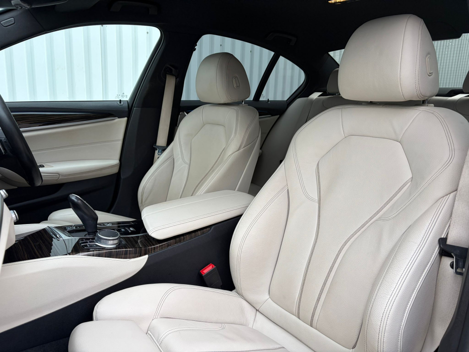 2022 BMW 5 Series - image 12