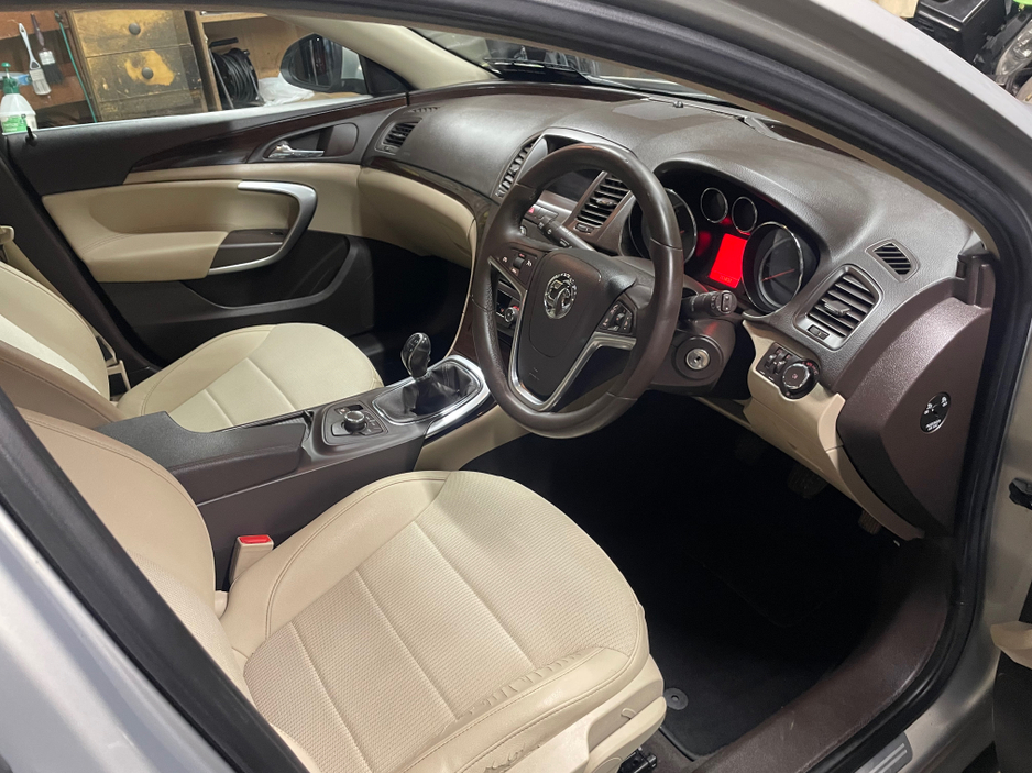 2010 Vauxhall Insignia - image 9