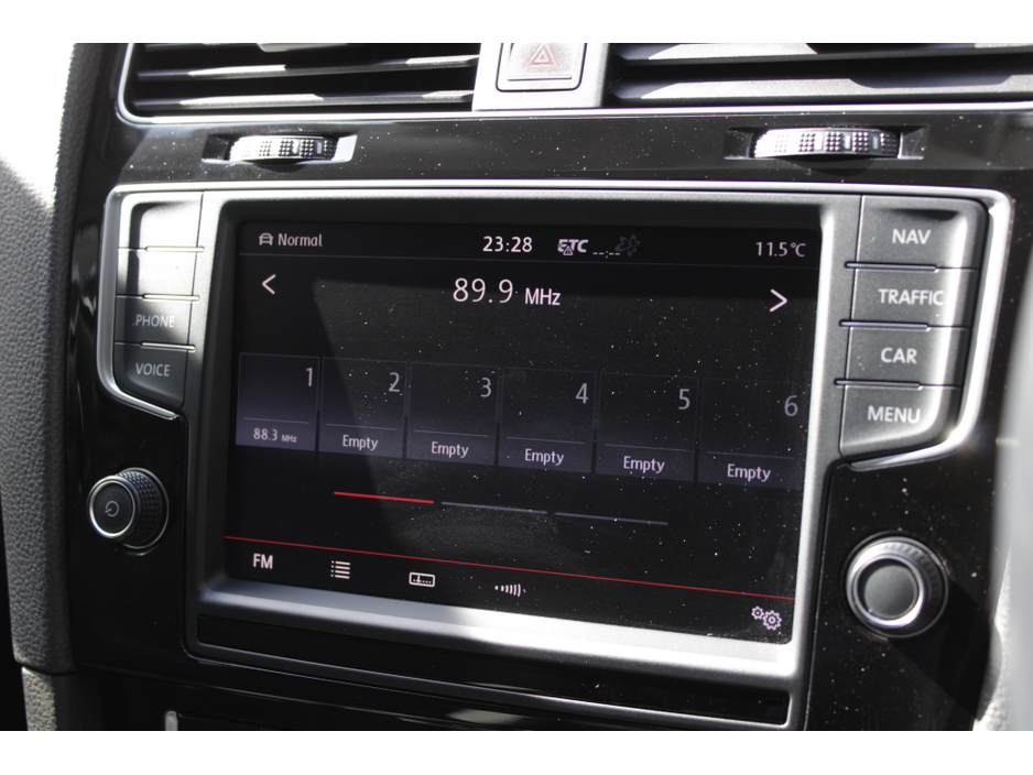 2015 Volkswagen Golf - image 13