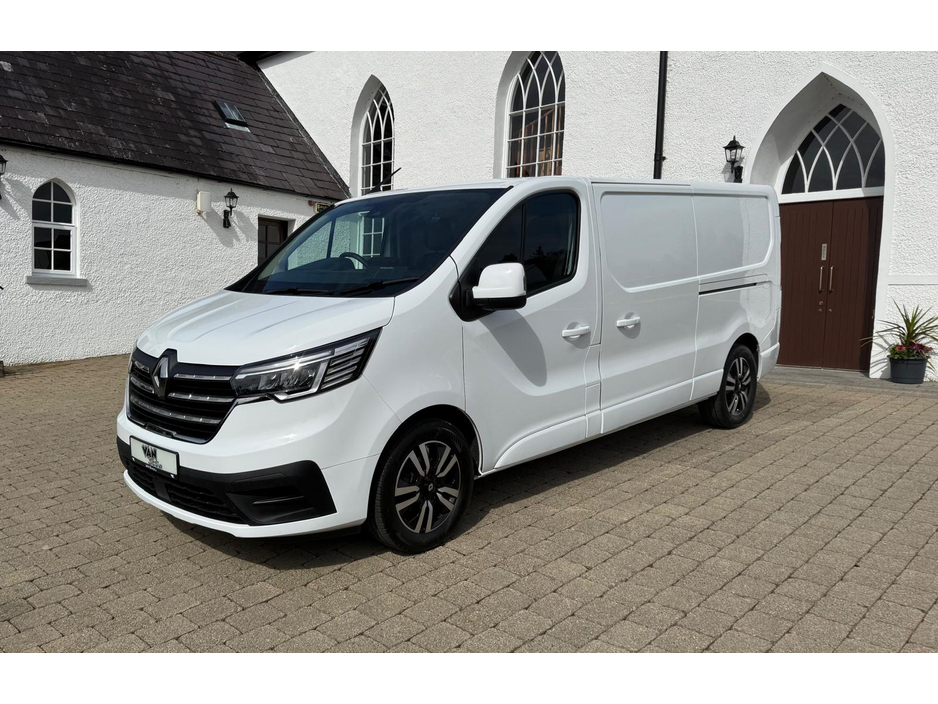 2024 Renault Trafic - image 2