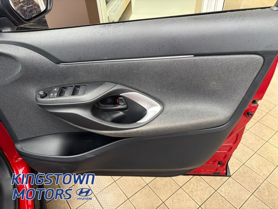 2022 Toyota Yaris - image 8