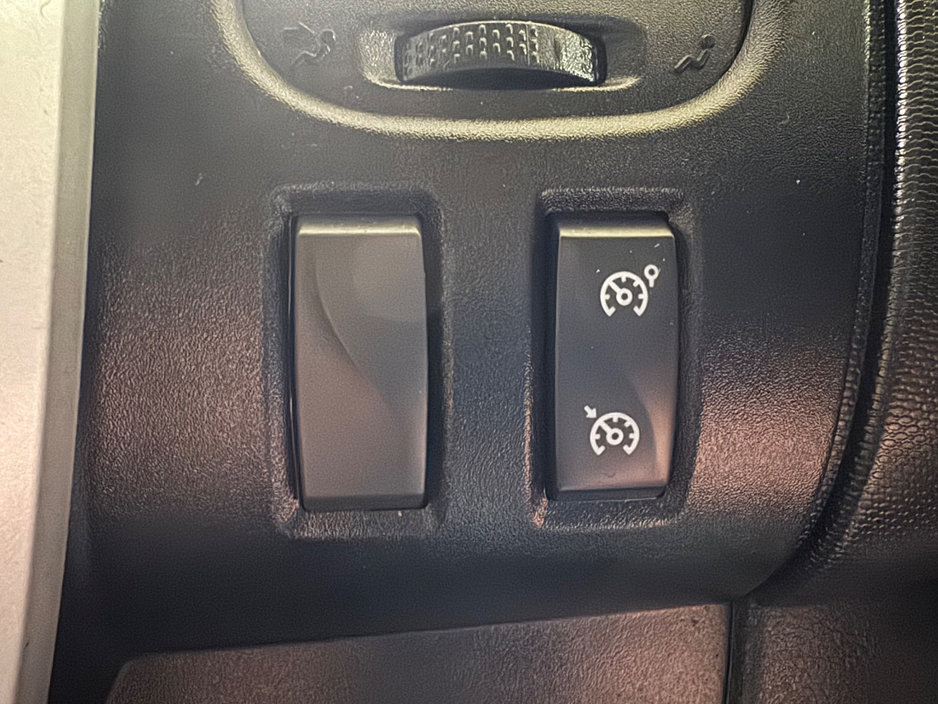 2020 Nissan NV300 - image 17