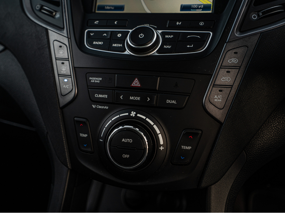 2014 Hyundai Santa Fe - image 27