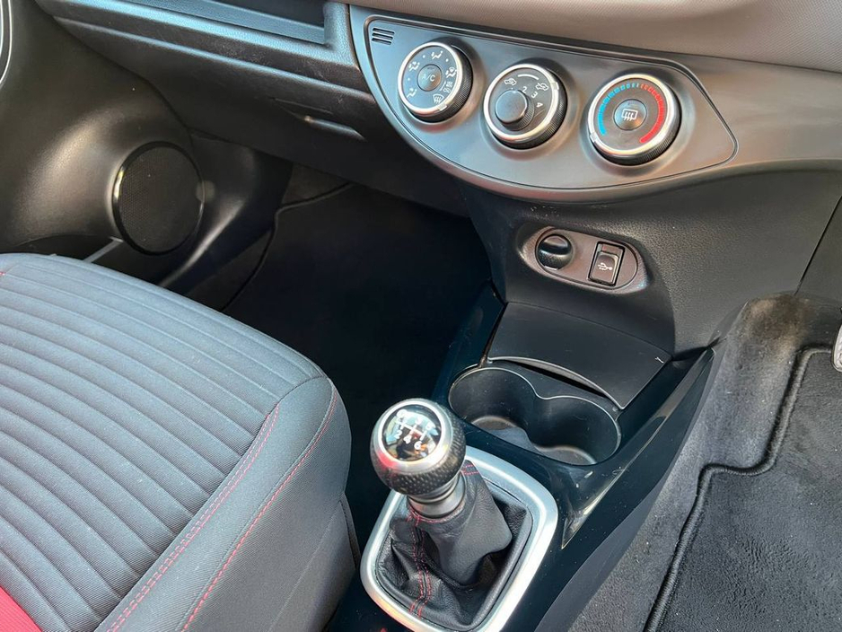 2015 Toyota Yaris - image 11