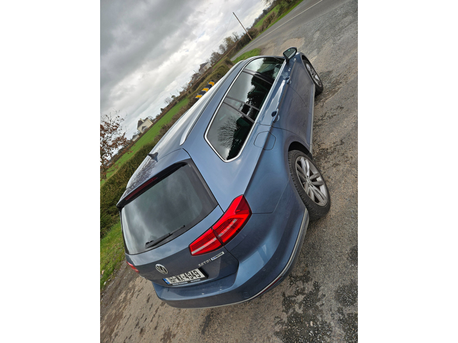 2016 Volkswagen Passat - image 5