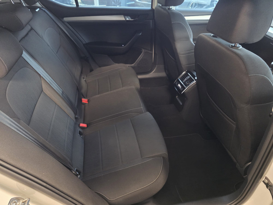 2016 Skoda Superb - image 11