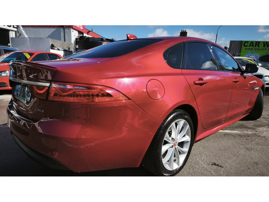 2016 Jaguar XF - image 4