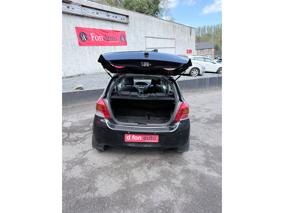 2009 Toyota Yaris - image 11