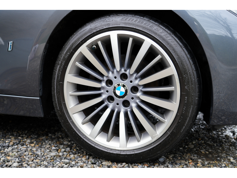 2017 BMW 3 Series - image 13