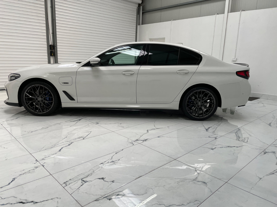 2021 BMW 5 Series - image 8