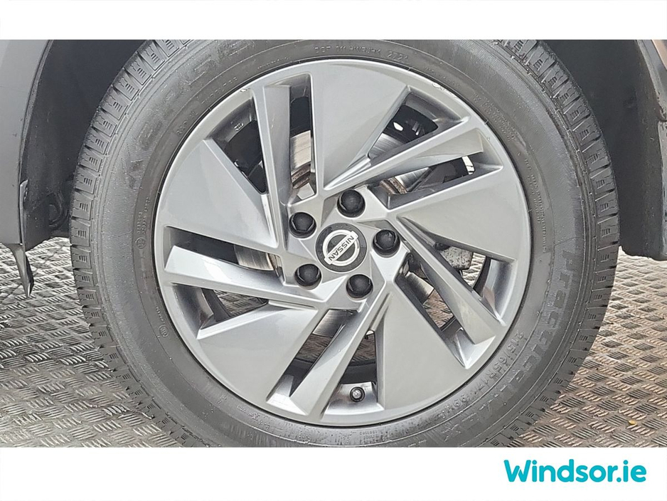 2022 Nissan Qashqai 1.3 PET MILD HYBRID SV + Glass Roof Rail Pack €25,995