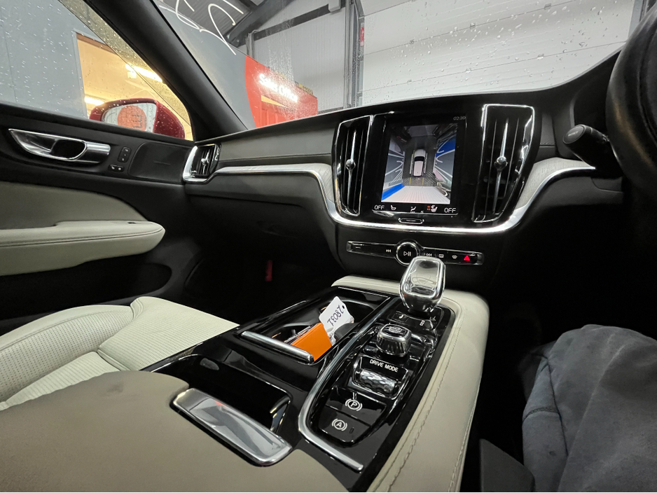 2021 Volvo V60 - image 22