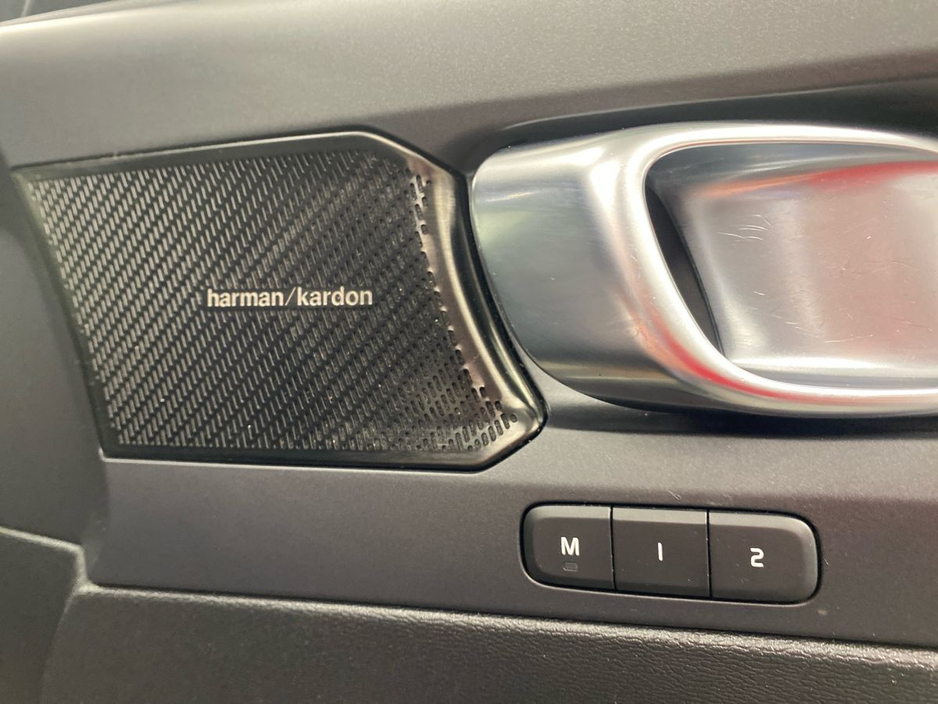 2022 Volvo XC40 - image 16