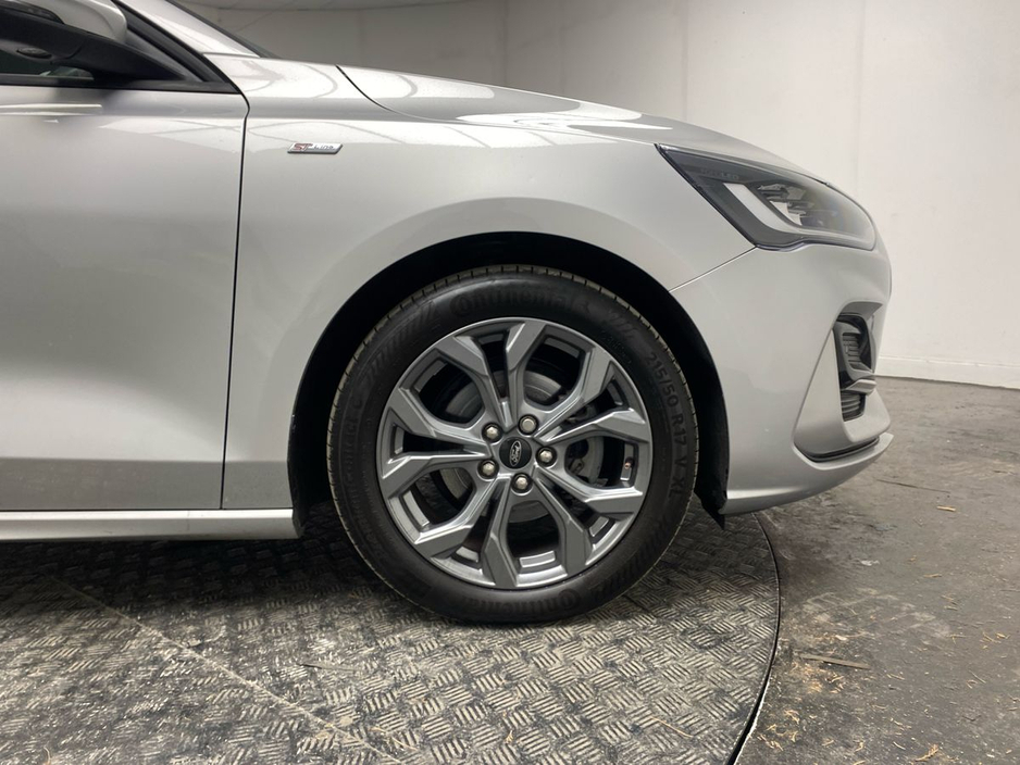 2023 Ford Focus - image 5