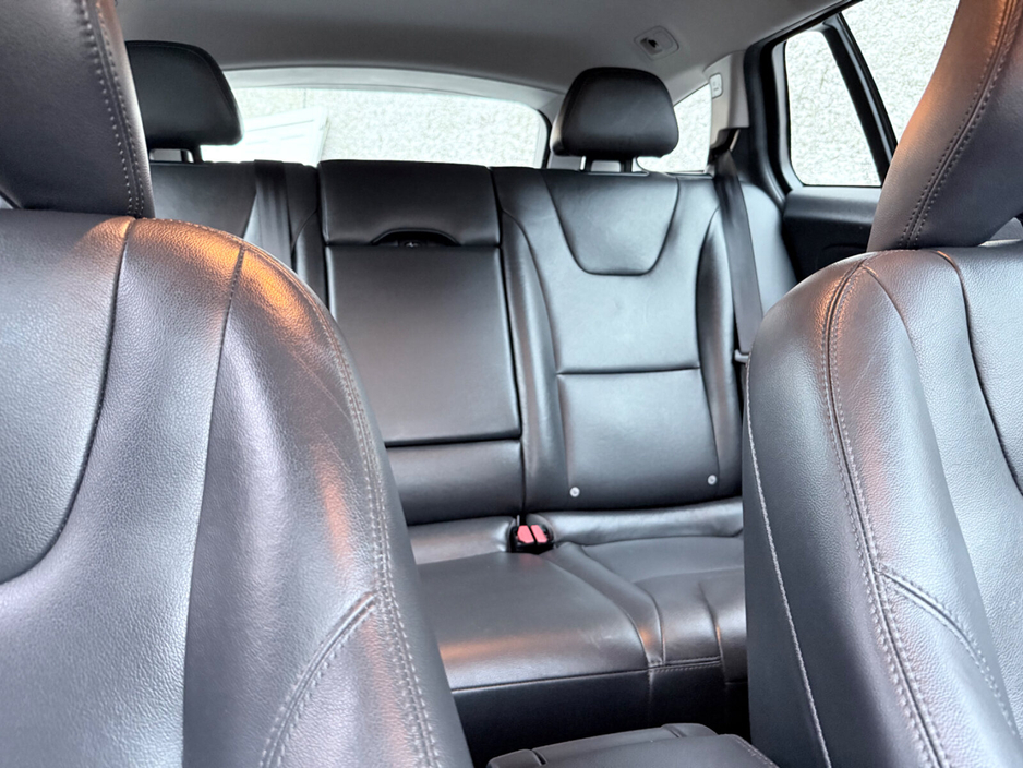 2015 Volvo V60 - image 18