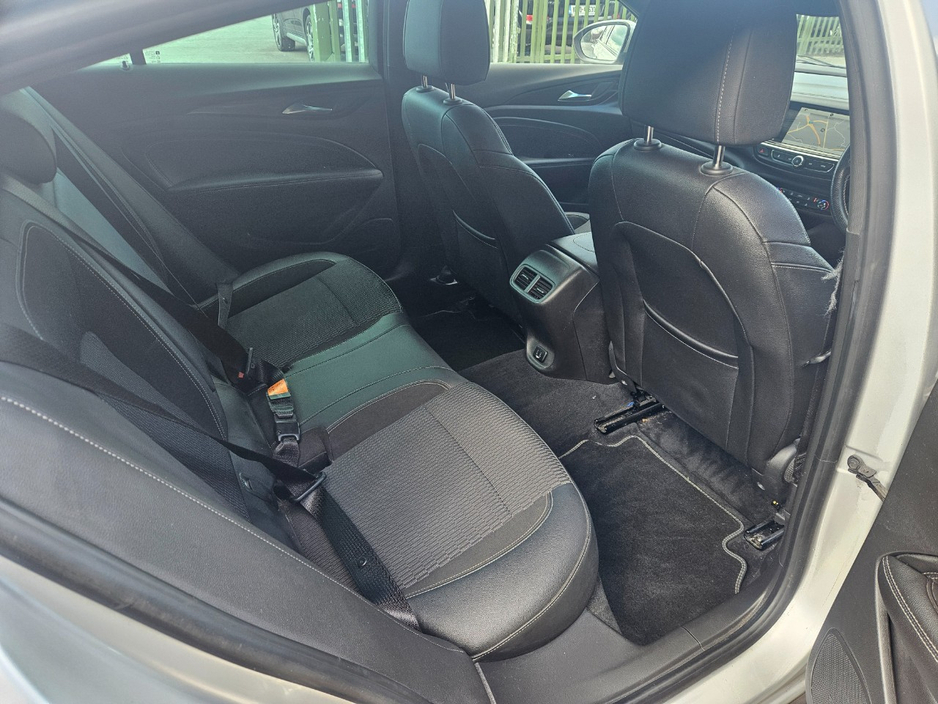 2018 Opel Insignia - image 9