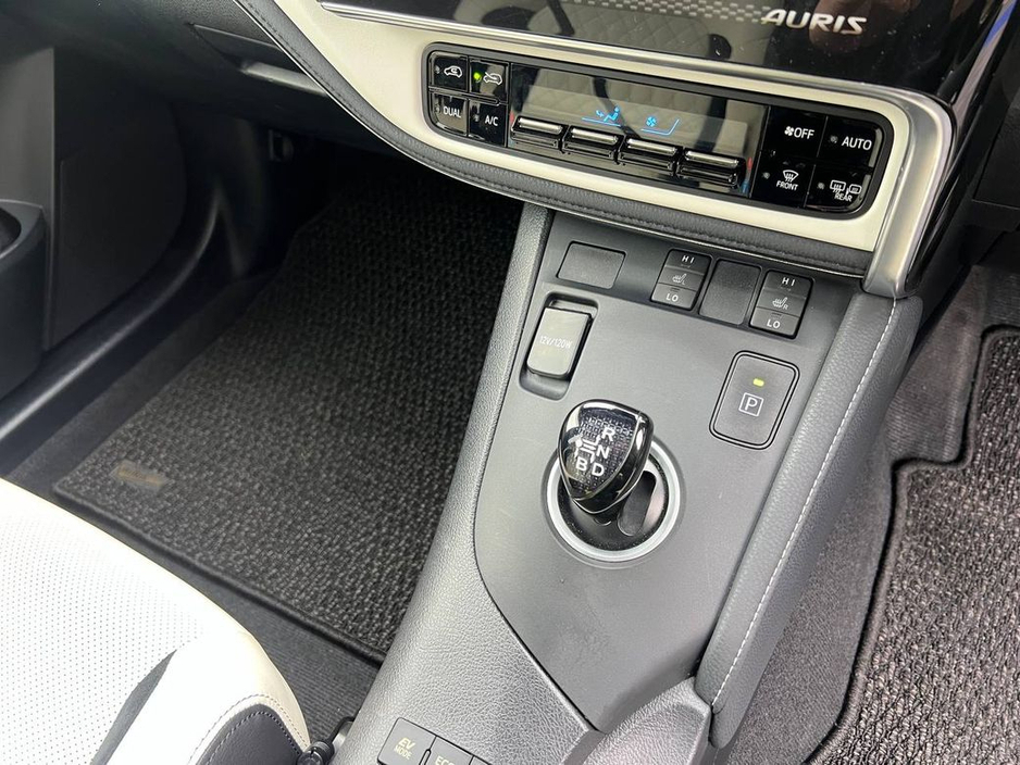 2016 Toyota Auris - image 11