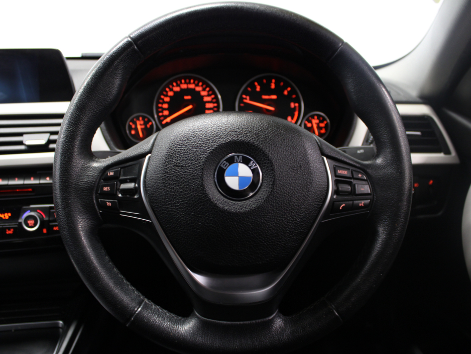 2018 BMW 3 Series - image 16