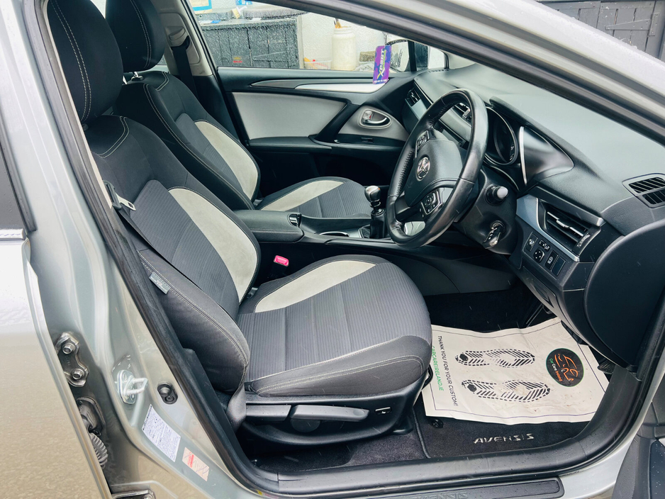 2015 Toyota Avensis - image 9