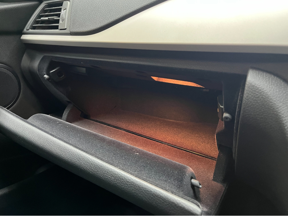 2016 BMW 3 Series - image 16