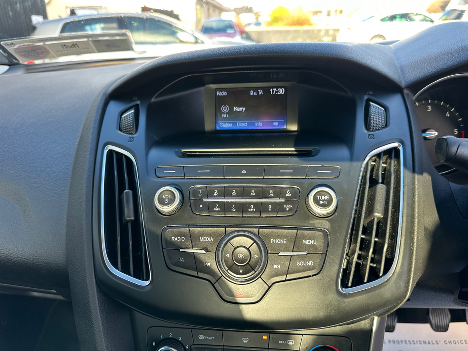 2016 Ford Focus - image 16