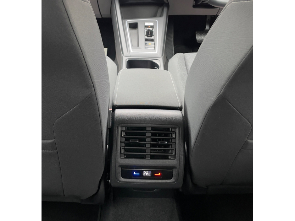 2022 Volkswagen Golf - image 10