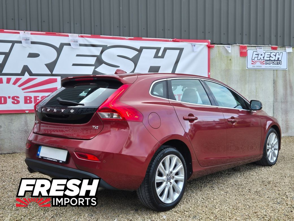 2014 Volvo V40 - image 3