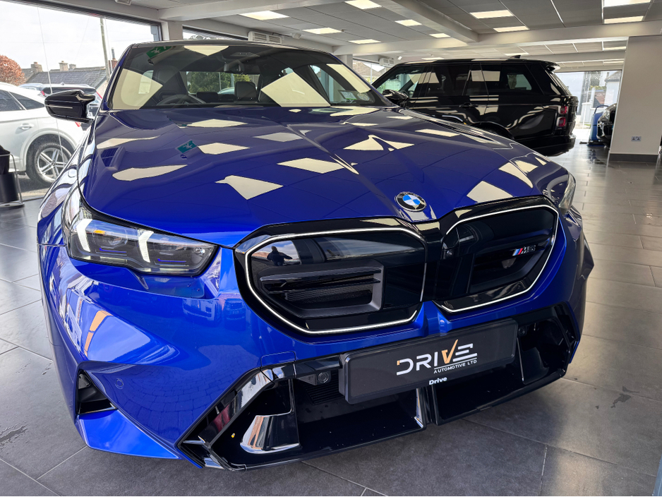 2025 BMW M5 4.4 V8 PHEV 728 HP €124,900