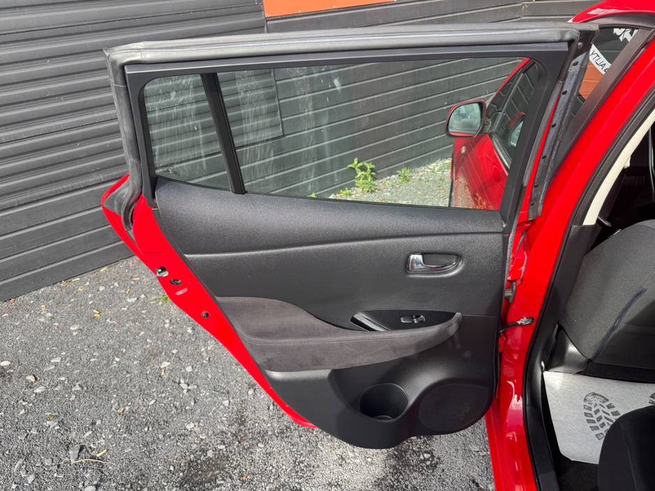 2017 Nissan Leaf - image 17