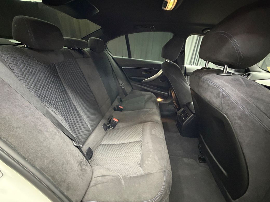 2016 BMW 3 Series - image 32