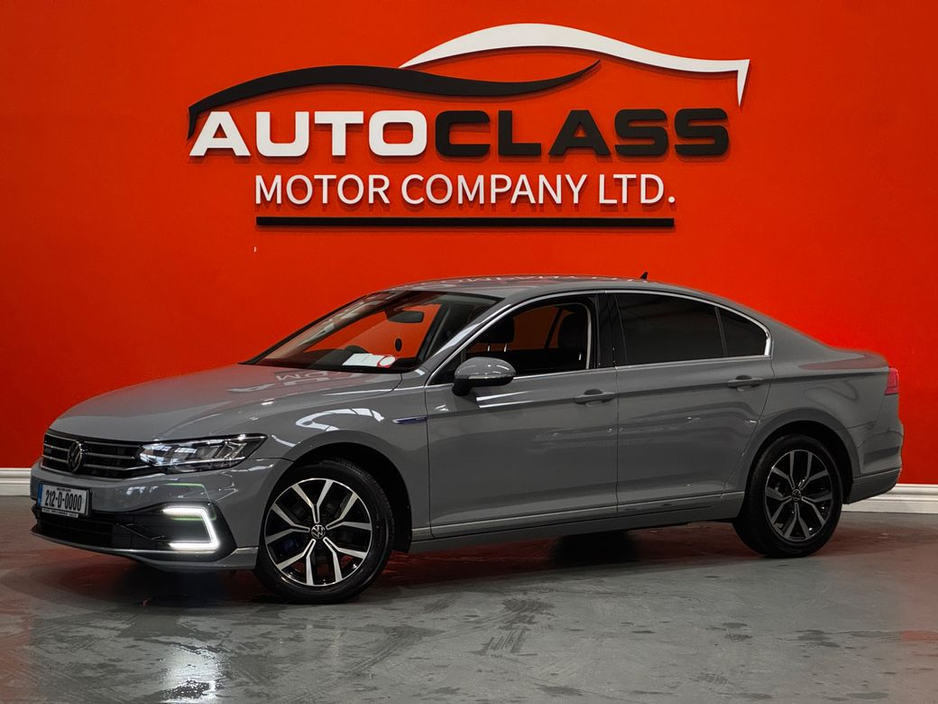 2021 Volkswagen Passat - image 5