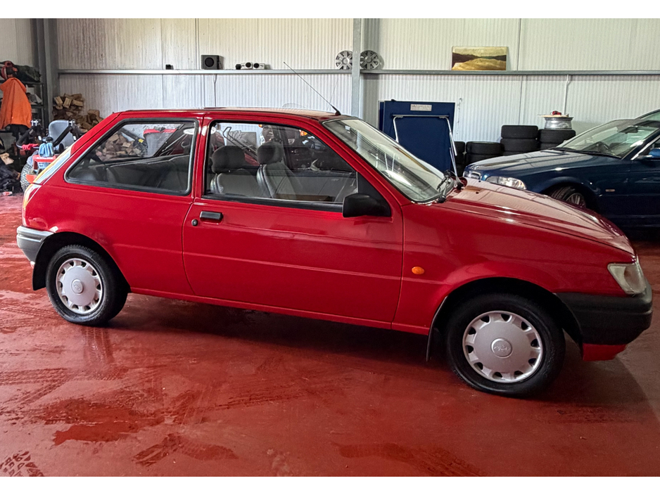 1994 Ford Fiesta - image 7