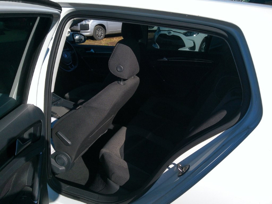 2016 Volkswagen Golf - image 10