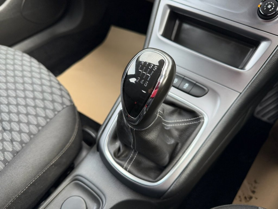 2021 Vauxhall Astra - image 15