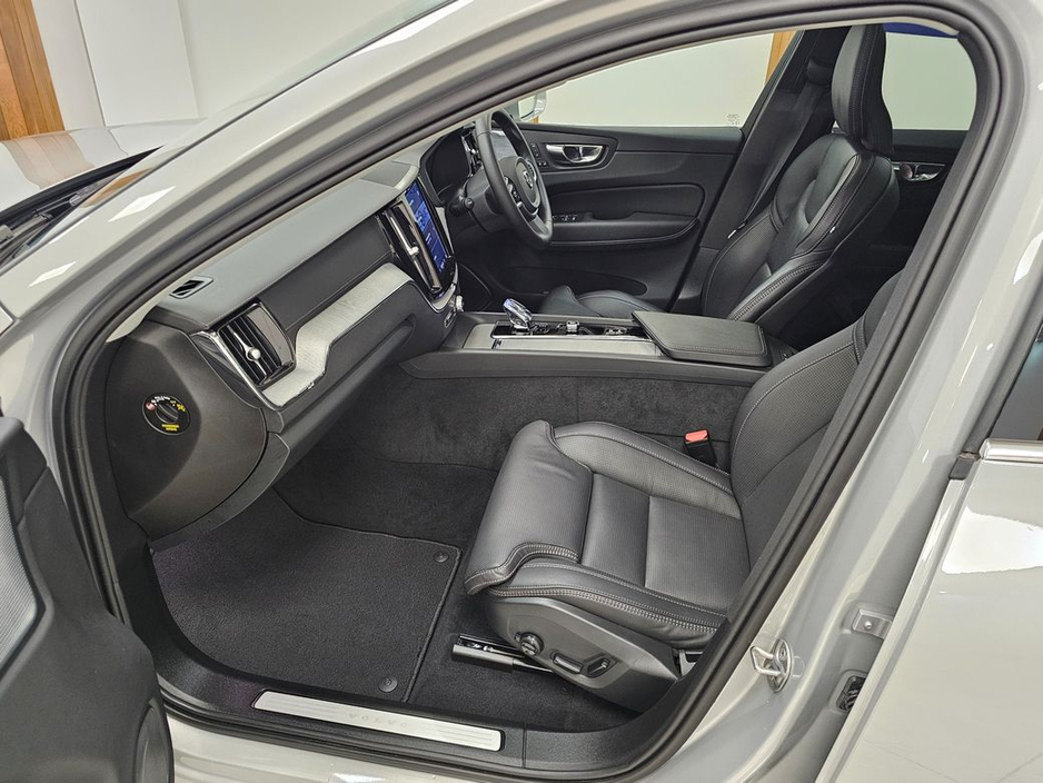 2025 Volvo XC60 - image 24