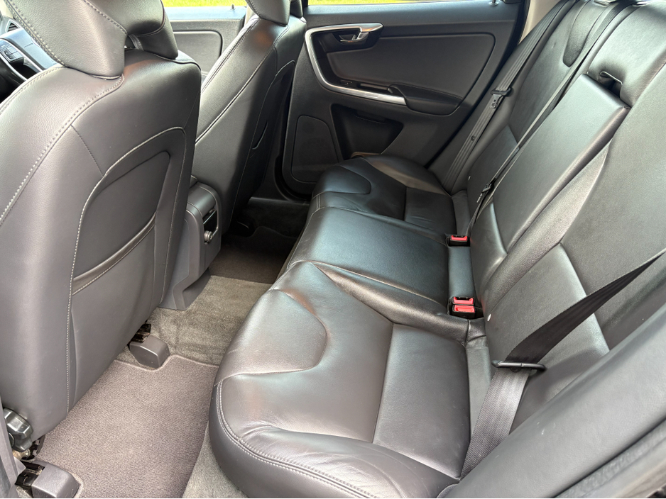 2015 Volvo XC60 - image 8